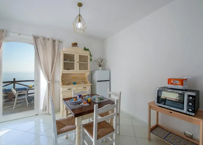 Апартаменти Aria Di Mare,near Elevator, Few Steps, Parking, Garden